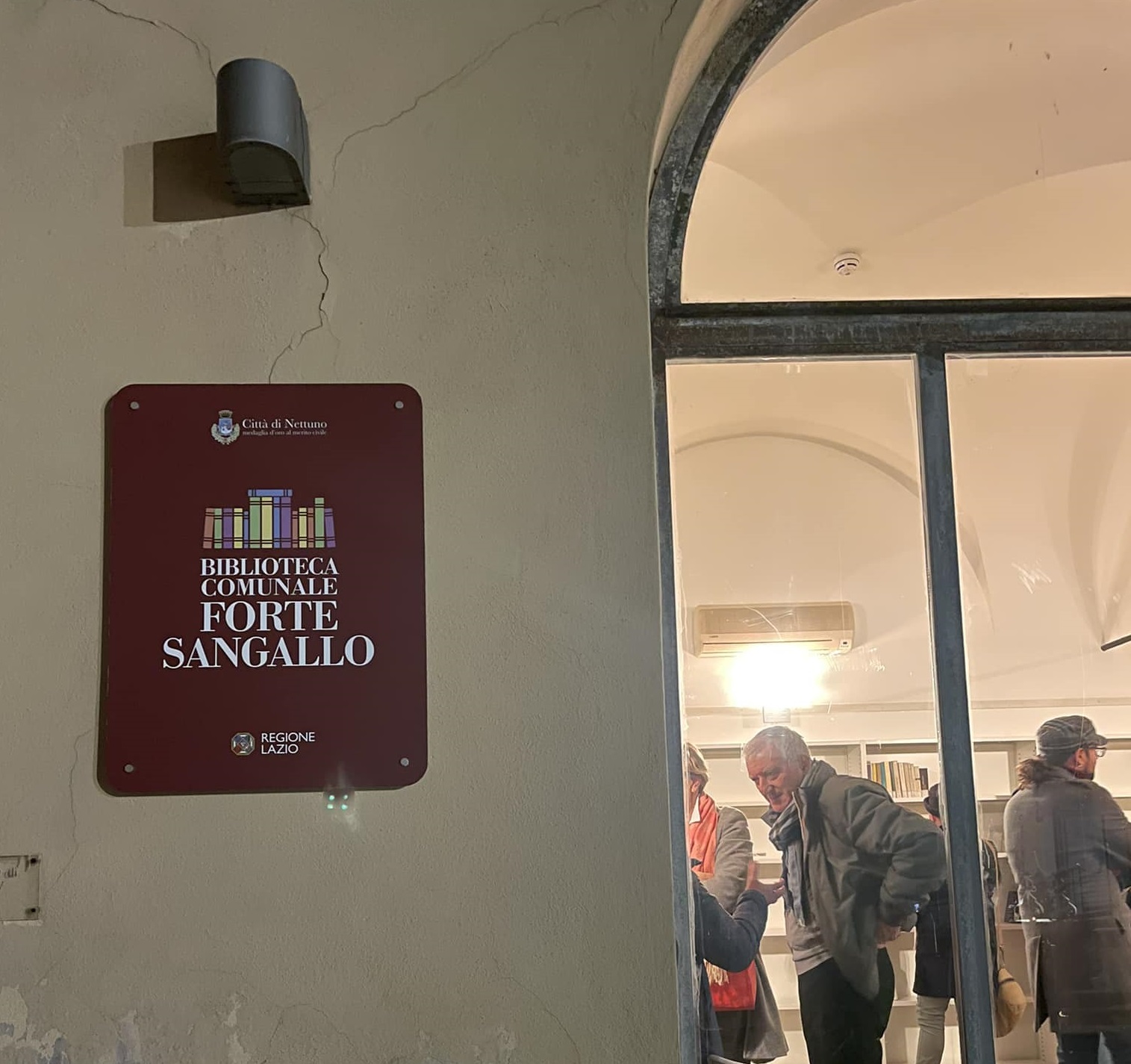 Biblioteca Comunale Nettuno - Targa Esterna