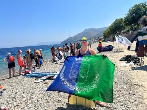 Martina Screti con la bandiera di Nettuno