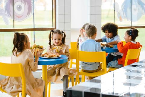 Bambini che mangiano a scuola