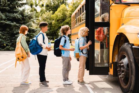 Bambini che salgono a bordo di scuolabus