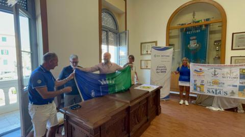 La consegna della bandiera alla Voga veneta