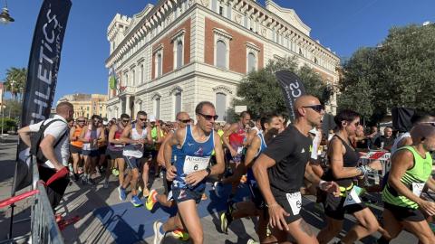 Gli atleti di corsa sotto il palazzo Comunale Gli atleti di corsa sotto il palazzo Comunale