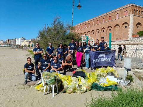 I volontari di Plastic free sulla spiaggia al Santuario