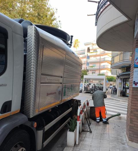 Operai al lavoro per la pulizia delle caditoie