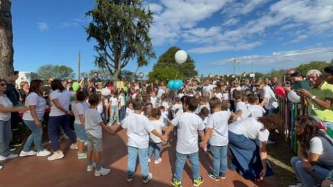 I bambini della scuola di Piscina Cardillo lanciano i palloncini in memoria di Annibale