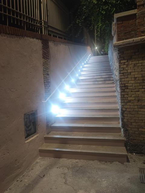 l'illuminazione della scala rimessa a buovo