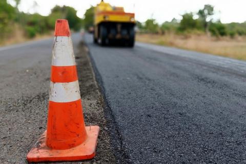 Mezzi a lavoro sull'asfalto per coprire le buche