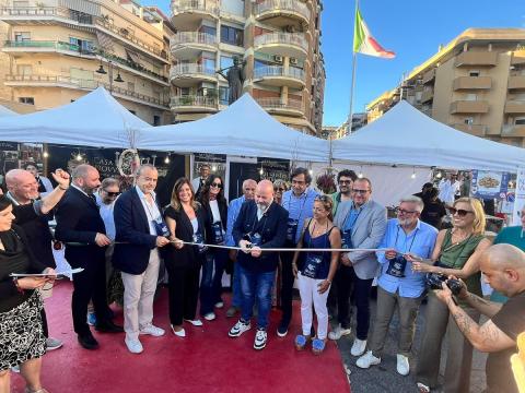 Il taglio del nastro in piazza Battisti