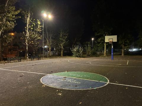 Il campo di basket al Palatucci illuminato