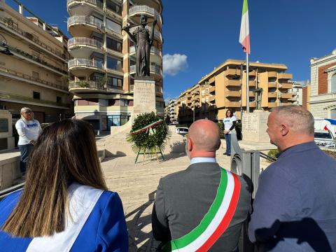 Il Sindaco e i volontari depongono una corona al monumento ai caduti