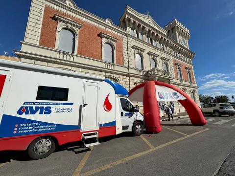 Il camper e lo stand dell'Avis sotto il palazzo comunale di Nettuno