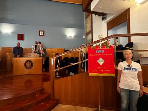 La bandiera rossa dei volontari Avis in sala consiliare