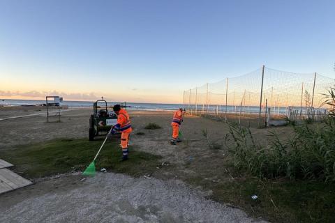 Il personale della Tecneko impegnato nella pulizia della spiaggia