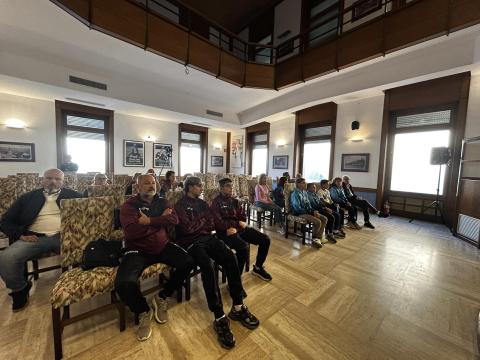 Gli atleti in attesa del premio in sala consiliare