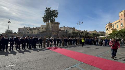 Le autorità schierate in piazza Battisti per la cerimonia dei defunti