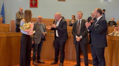 Il Sindaco consegna un mazzo di fiori alla studentessa Annamaria Bud