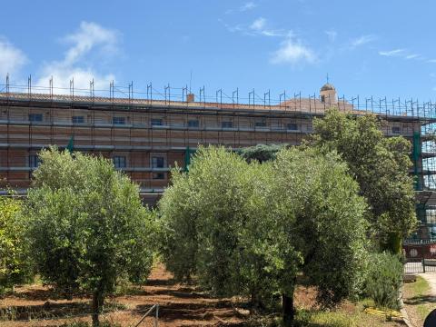 Il palazzo della ex Divina provvidenza, con le transenne in corso di smontaggio