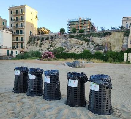I contenitori della differenziata in spiaggia
