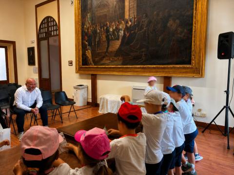 Gli studenti della scuola Nadalin in sala giunta con il Sindaco Nicola Burrini
