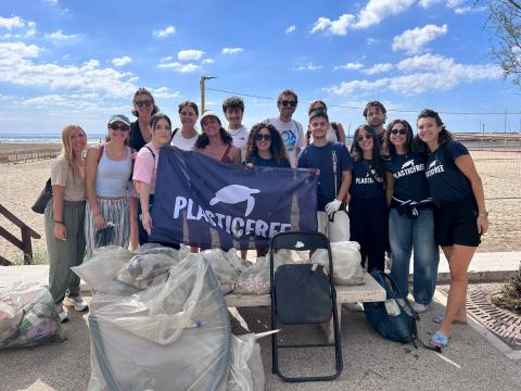 I volontari di Plasticfree in spiaggia a Nettuno