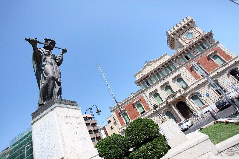 Monumento ai caduti e Palazzo Comunale sullo sfondo