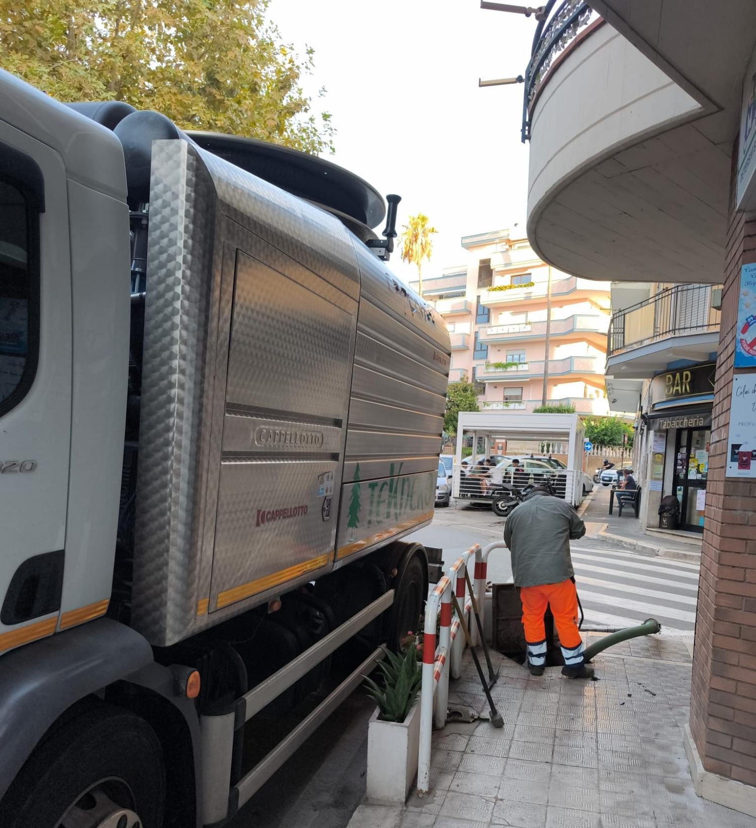 Operai al lavoro per la pulizia delle caditoie