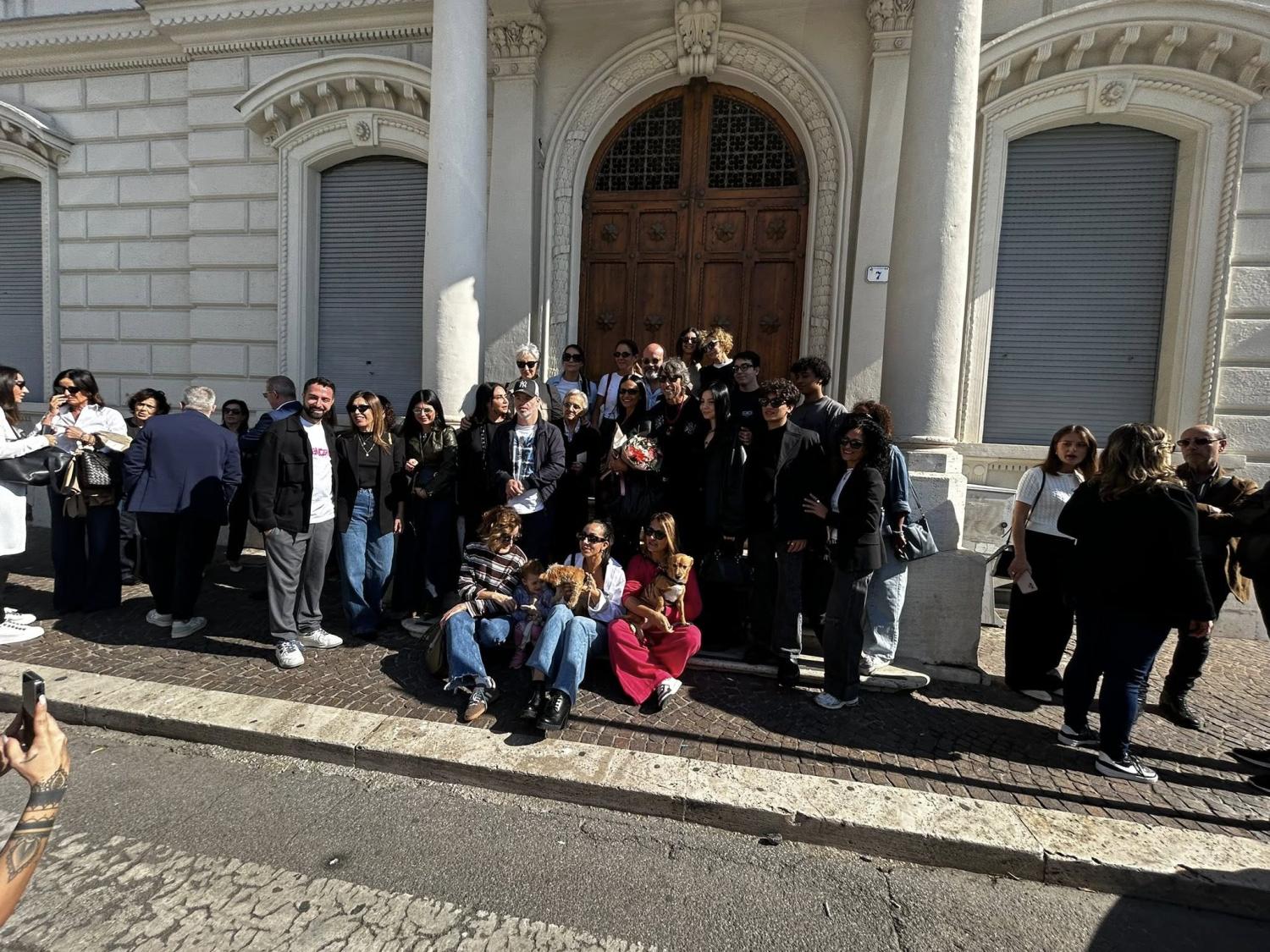 Foto di gruppo con il Direttore creativo di Balenciaga fuori dalla sala consiliare