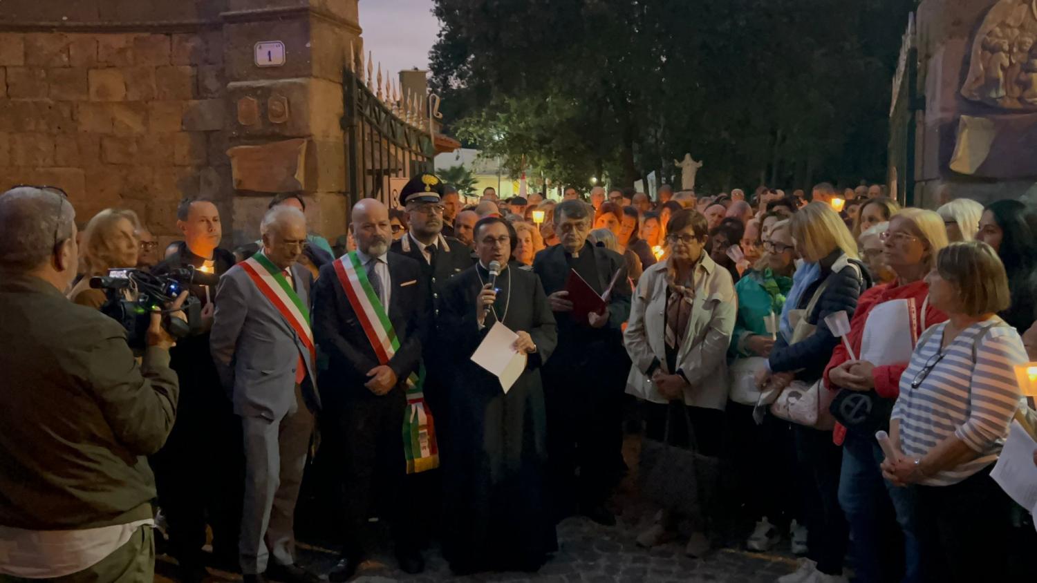Il Sindaco e Monsignor Vincenzo Viva alla partenza del corte