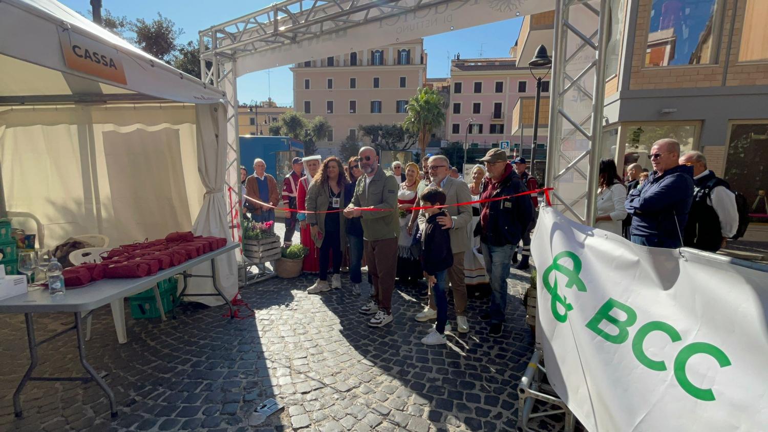 Il Sindaco Burrini taglia il nastro all'evento Radici