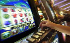 Una donna che gioca allo slot machine