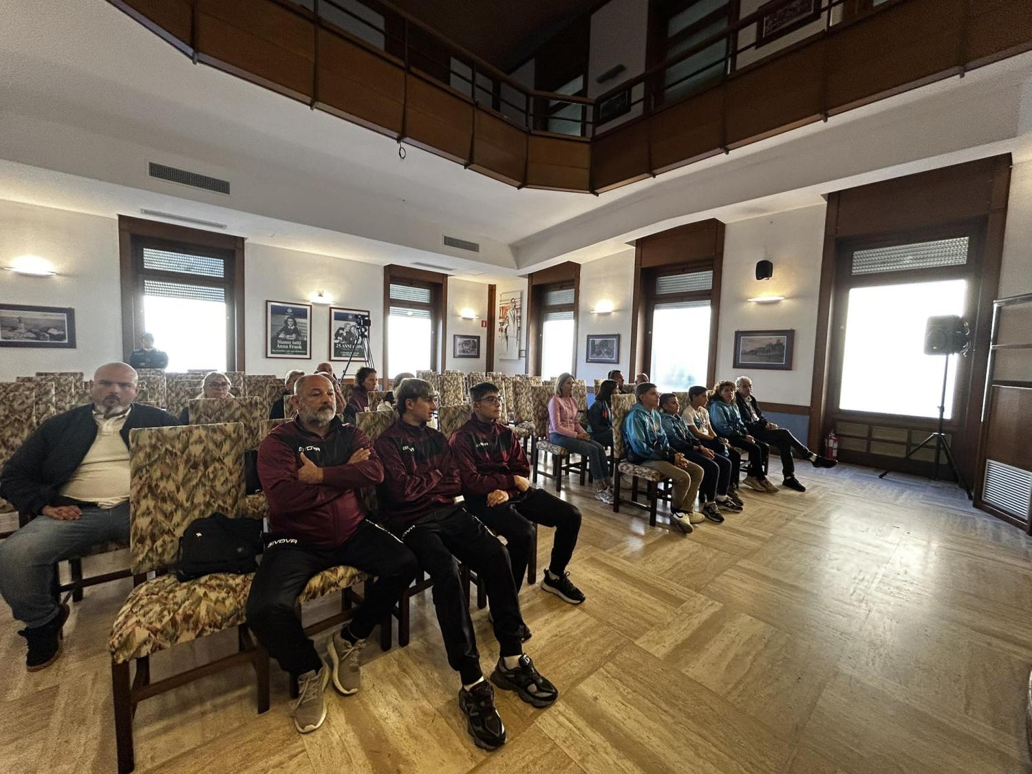 Gli atleti in attesa del premio in sala consiliare