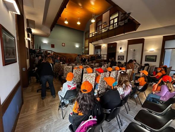 Gli studenti in visita al Comune in sala consiliare