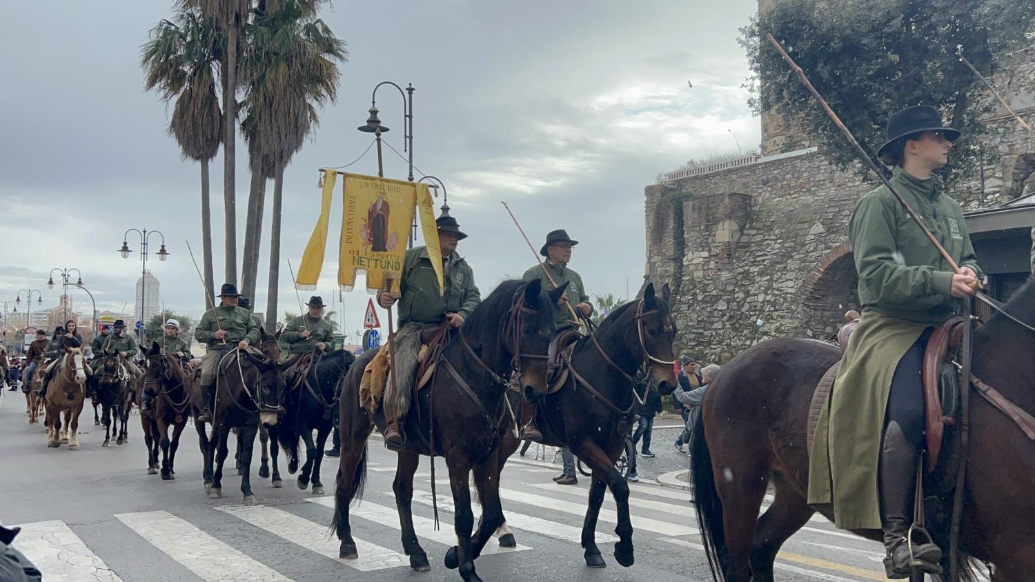 La sfilata dei cavalli in piazza a Nettuno durante la Festa di Sant'Antonio