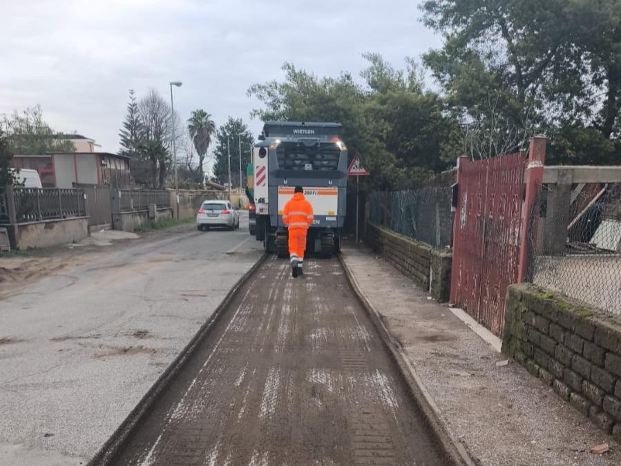 Un operaio a lavoro su via Cervicione