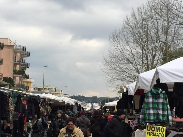 Gli stand del mercato settimanale di Nettuno