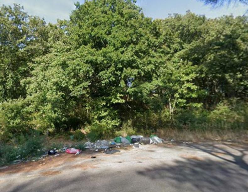Rifiuti abbandonati in via della Campana