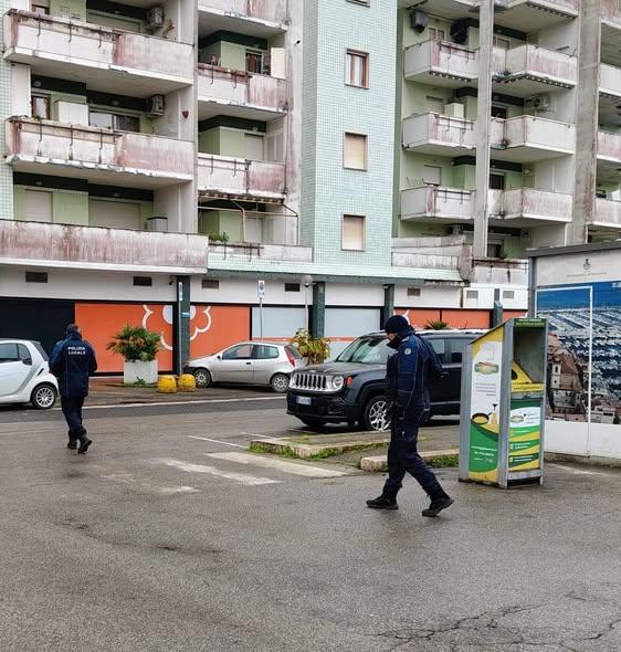 Gli agenti della Polizia locale durante i controlli