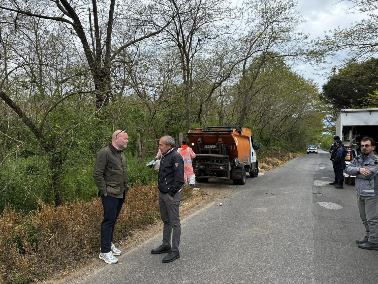 Il sopralluogo del Sindaco durante la bonifica del bosco