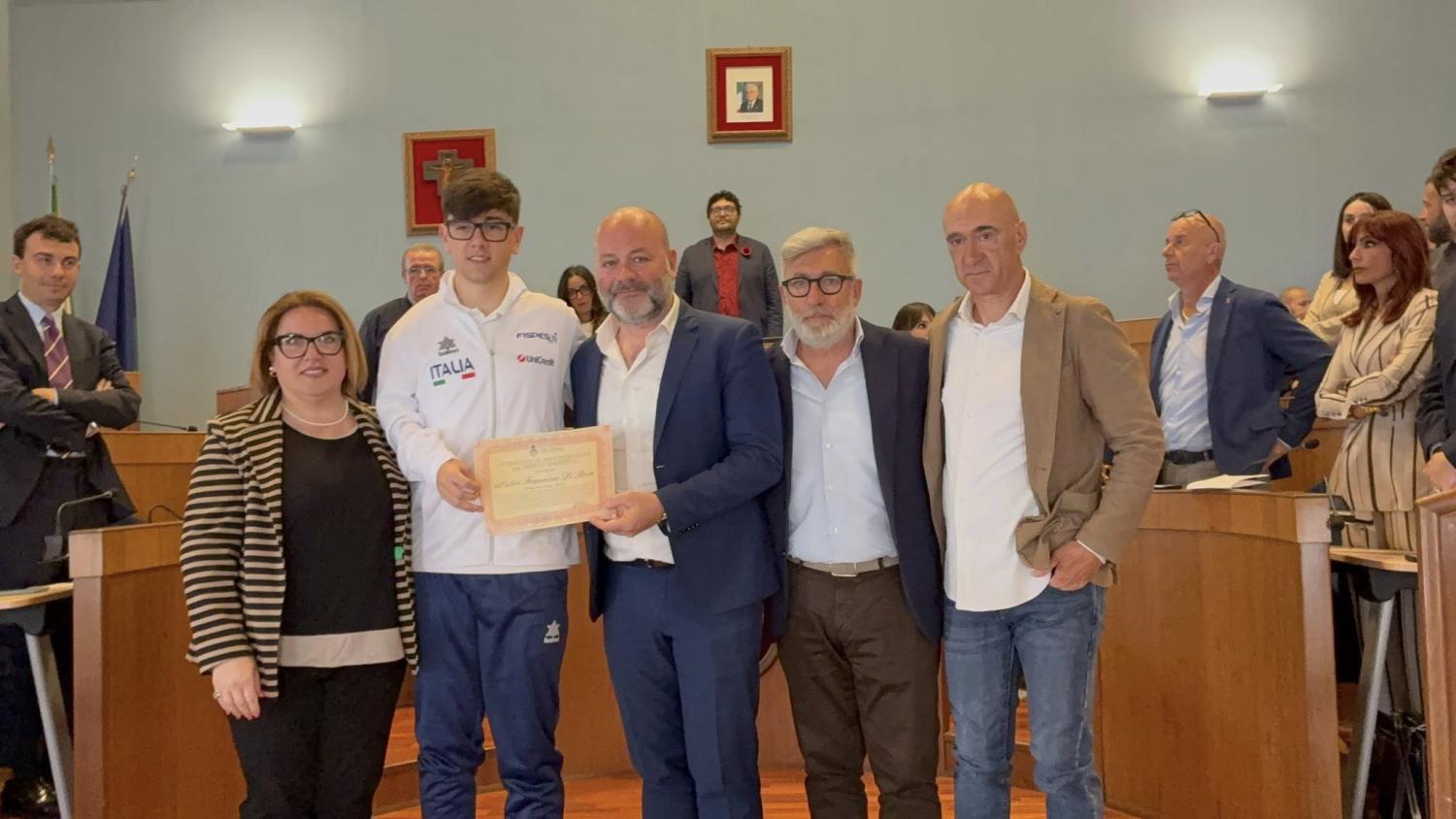 L'atleta Francesco De Rosa premiato dal Sindaco Nicola Burrini