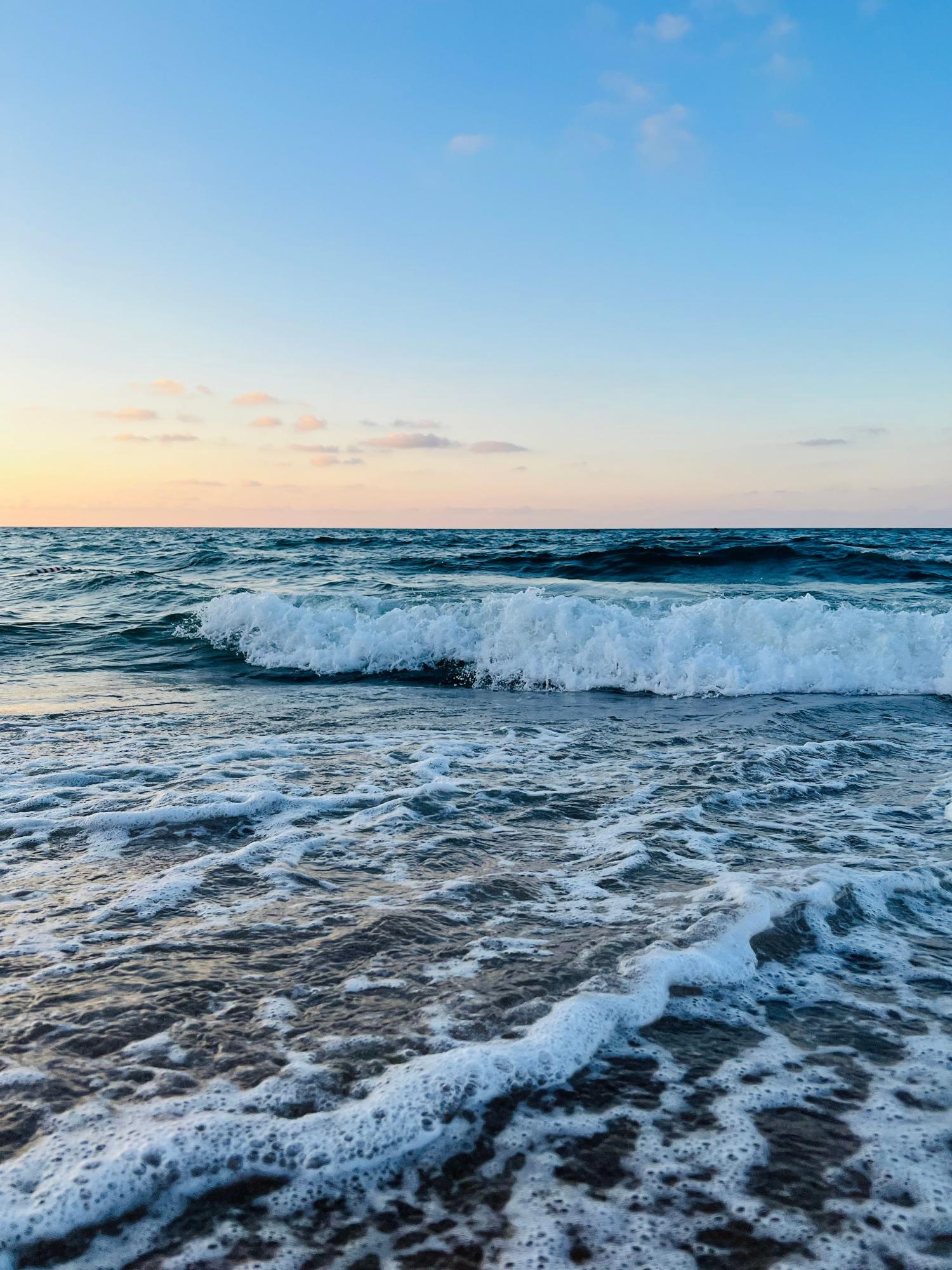 Onde del mare con vista dalla spiaggia