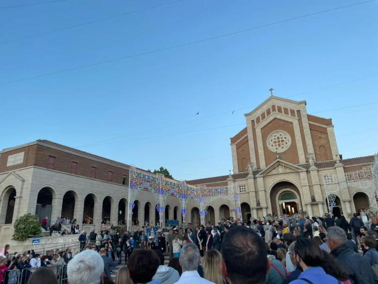 I pellegrini che partono verso la casa di Santa Maria Goretti
