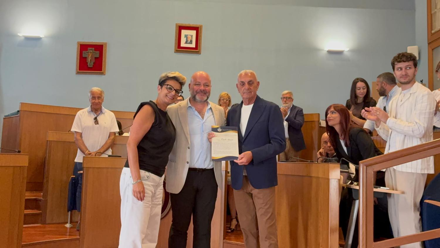 Carlo Amati con la figlia Alessia in consiglio comunale durante la consegna del riconoscimento